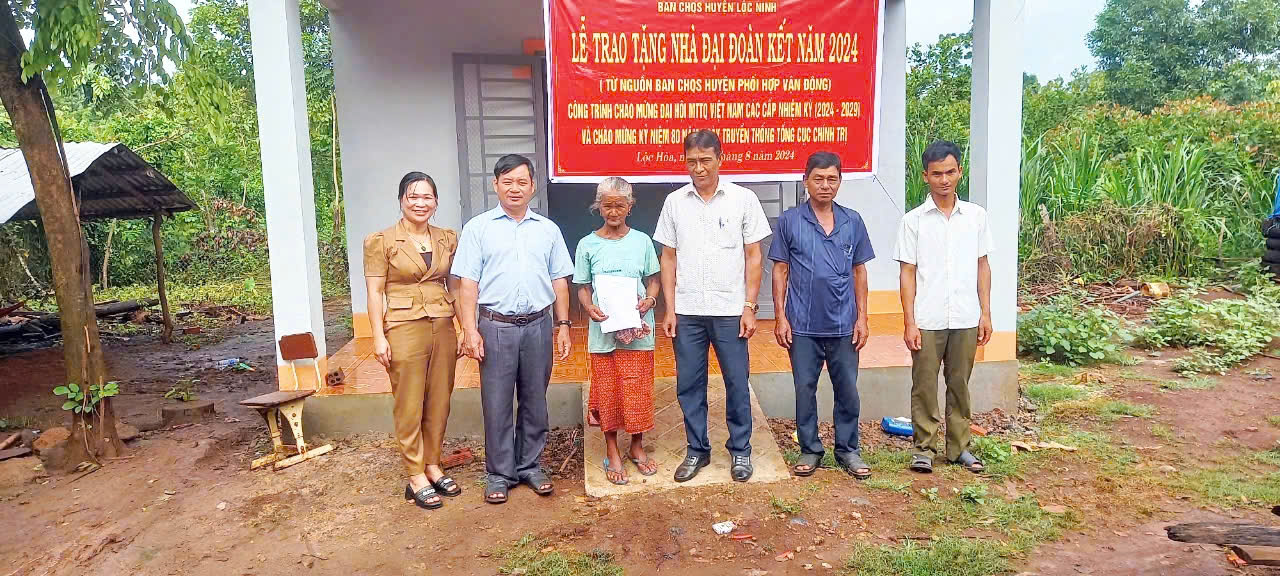 Trao nhà Đại đoàn kết  cho hộ dân khó khăn về nhà ở